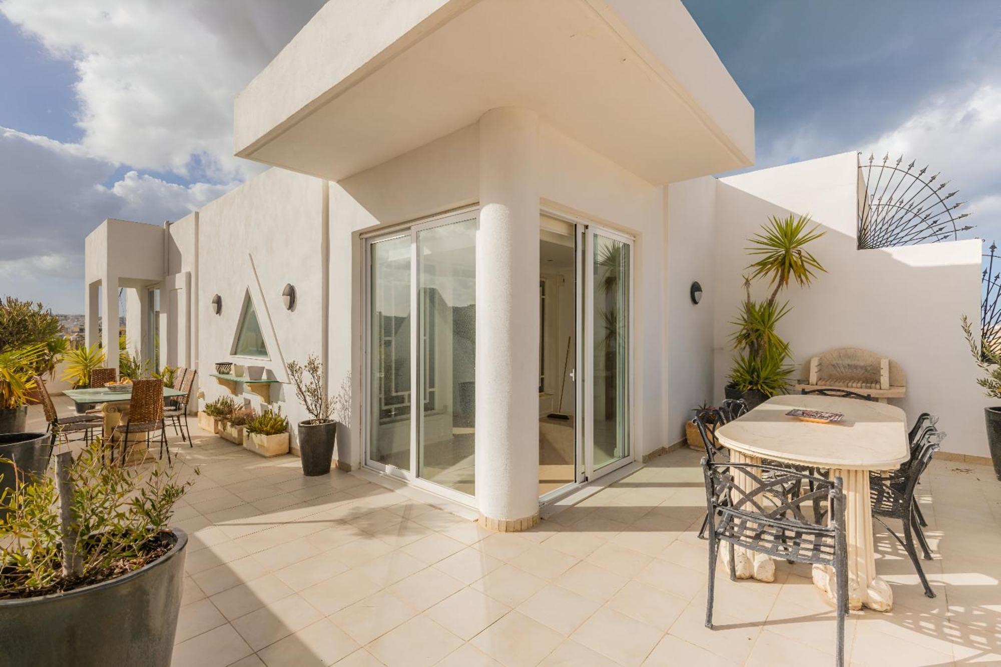 Appartamento Stunning - Seaview Penthouse 3-Bed + Parking Sliema Esterno foto